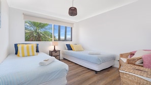 4 habitaciones, tabla de planchar con plancha, wifi y ropa de cama 