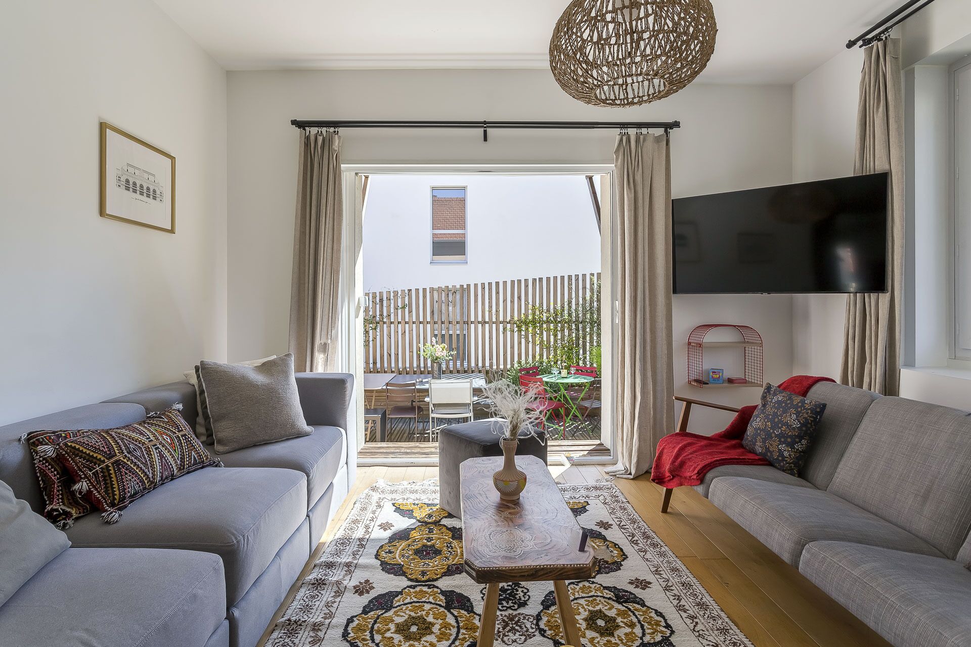 Una televisión, libros