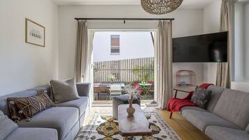 Una televisión, libros