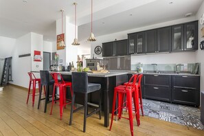 Een koelkast, een magnetron, een oven, een kookplaat