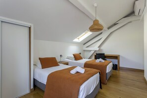 10 bedrooms, desk, iron/ironing board, WiFi