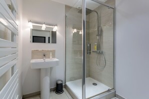 Combined shower/bathtub, hair dryer, towels, soap