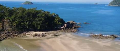 Ubicación cercana a la playa y tumbonas