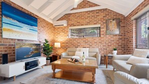 Smart TV - Bombo Blue – entire townhouse in Kiama (Kiama)