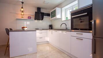 Refrigerador, microondas, horno y lavavajillas