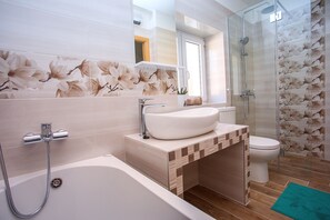 Combined shower/bathtub, hair dryer, towels, soap - New! Villa Lucky Dream with private pool (Gata)