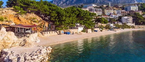 Chaises longues, serviettes de plage