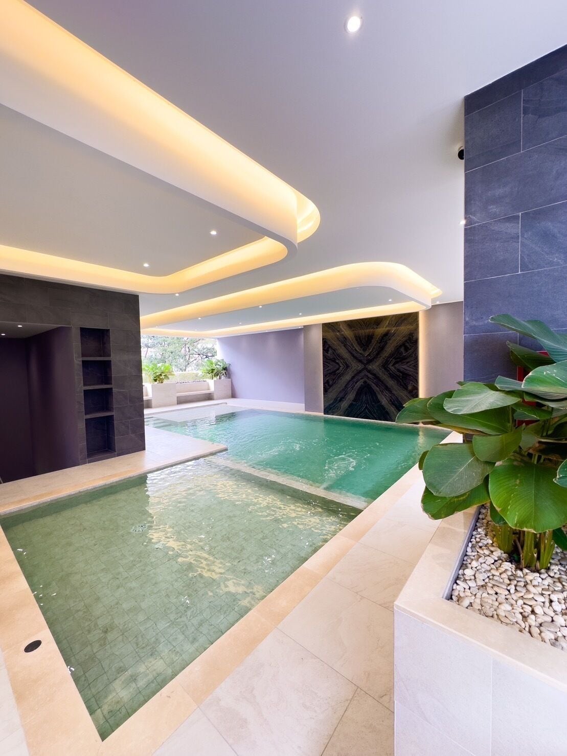 Una piscina cubierta