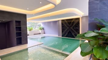 Una piscina cubierta