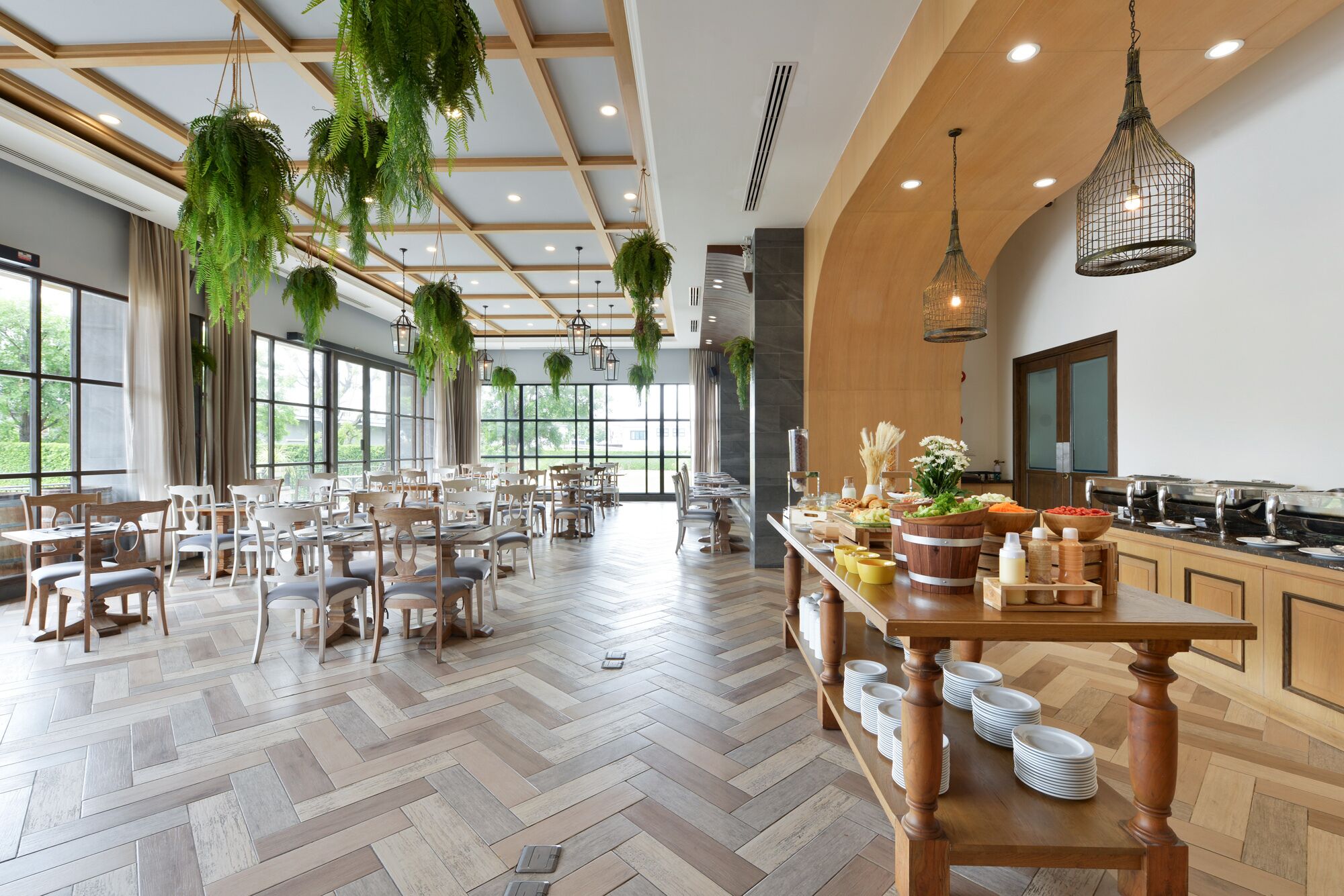 Aamiainen, lounas ja illallinen; paikallinen ja kansainvälinen keittiö 