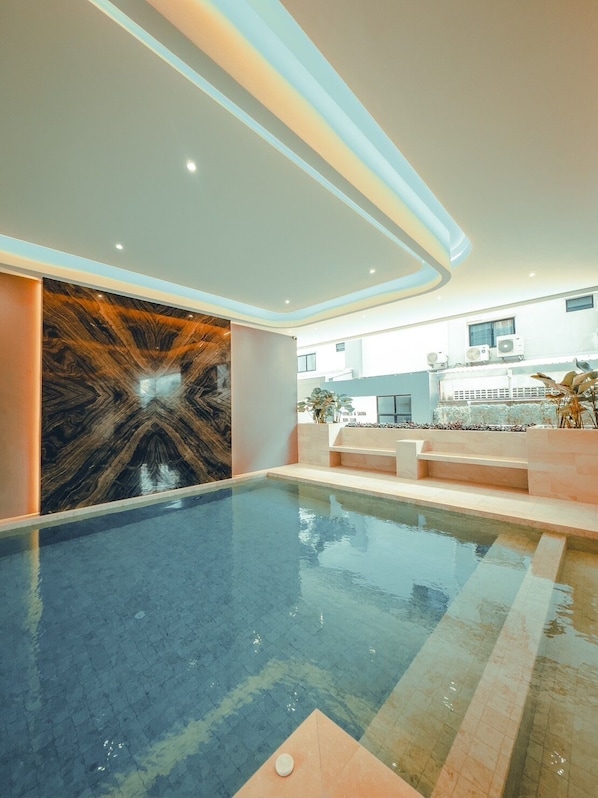 Una piscina cubierta