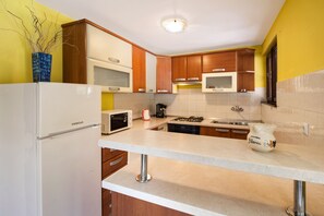 KĂŒhlschrank, Mikrowelle, Ofen, Wasserkocher mit Kaffee-/Teezubehör