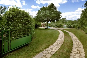 المنطقة المحيطة بالمنشأة