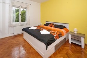 2 Schlafzimmer, BĂŒgeleisen/BĂŒgelbrett, WLAN, BettwĂ€sche