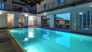 An infinity pool, sun loungers - Tenuta Bellafonte 14, Emma Villas (Bevagna)