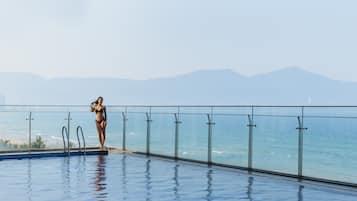 Una piscina techada, sillones reclinables de piscina