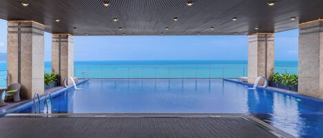 Piscine intérieure, accÚs possible de 6 h à 20 h 30, chaises longues