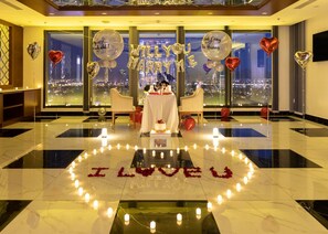 Här finns 2 restauranger som serverar frukost.