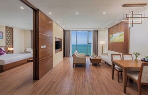 Executive suite, uitzicht op zee (Afternoon Tea Per Stay) | Luxe beddengoed, donsdekens, Select Comfort-bedden, een minibar
