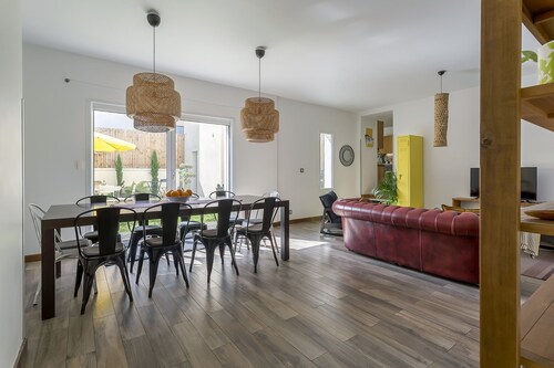 9 bedroom house with garden 10min from the heart of Lyon