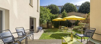 9 bedroom house with garden 10min from the heart of Lyon