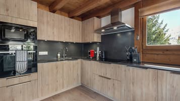 Køleskab, mikrobølgeovn, ovn, kogeplade