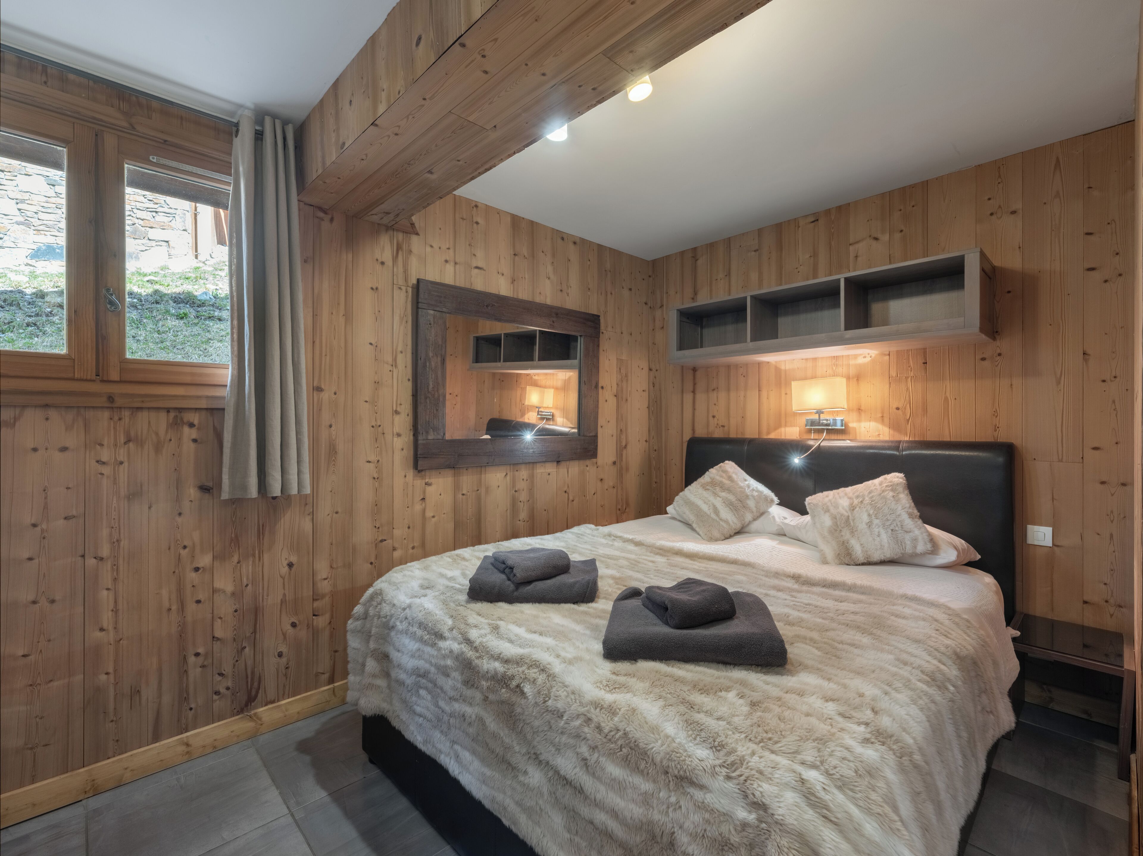 6 bedrooms, iron/ironing board, WiFi, bed sheets