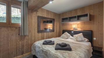 6 bedrooms, iron/ironing board, WiFi, bed sheets