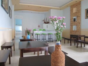 Aperto a colazione, pranzo e cena, cucina locale 