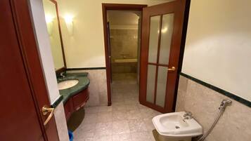 Combined shower/tub, deep soaking tub, towels