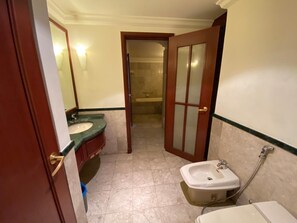 Ensemble baignoire-douche, baignoire profonde, serviettes fournies
