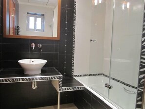 Badewanne, Haartrockner, Handtücher