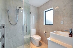 Bathroom - Superb Holiday Home near Airport (Auckland)