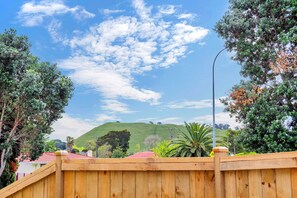 View from property - Superb Holiday Home near Airport (Auckland)