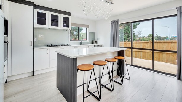 House, 4 Bedrooms | Private kitchen | Full-sized fridge, microwave, oven, stovetop - Superb Holiday Home near Airport (Auckland)