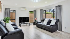 House, 4 Bedrooms | Living area | Flat-screen TV - Superb Holiday Home near Airport (Auckland)