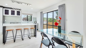 House, 4 Bedrooms | In-room dining - Superb Holiday Home near Airport (Auckland)