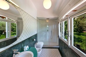 Bathtub, hair dryer, bidet, towels - AMORE RENTALS - Villa Ariadne with Dazzling Sea View, Jacuzzi, Pool and Breakfast (Nerano)