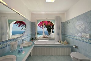 Badewanne, Haartrockner, Bidet, Handtücher