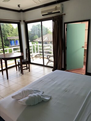 Exclusive Double Room, 1 King Bed, Non Smoking, Partial Sea View