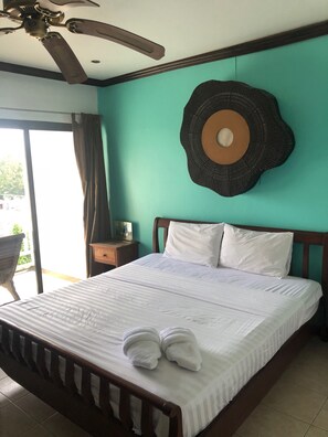 Kamar Double Comfort, 1 Tempat Tidur King, Bebas Asap Rokok | Kamar mandi | Shower, perlengkapan mandi gratis,  dan handuk