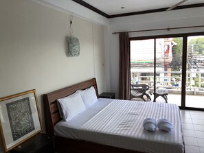 Kamar Double Eksklusif, 1 Tempat Tidur King, Bebas Asap Rokok, pemandangan laut terbatas | Brankas, tirai kedap cahaya, dan tempat tidur lipat/tambahan