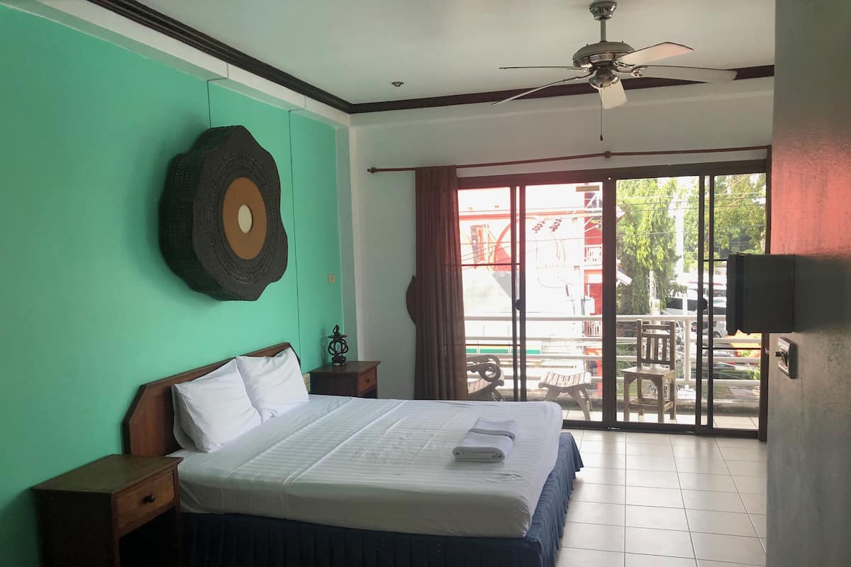 Exclusive Double Room, 1 King Bed, Non Smoking, Partial Sea View | In-room safe, blackout drapes, rollaway beds (surcharge), WiFi (free)