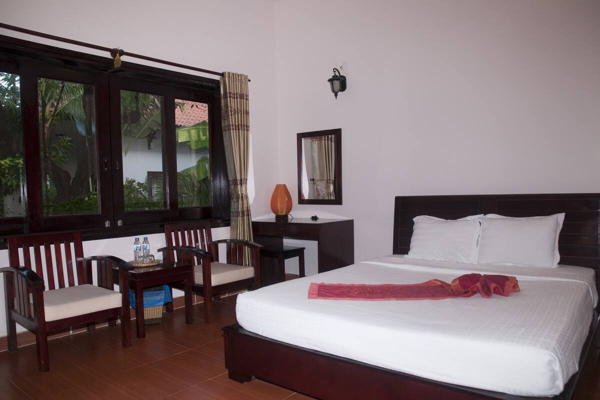 Deluxe Room, Garden View | Bar mini, meja, langsir/tirai gelap terus, Wi-fi percuma 