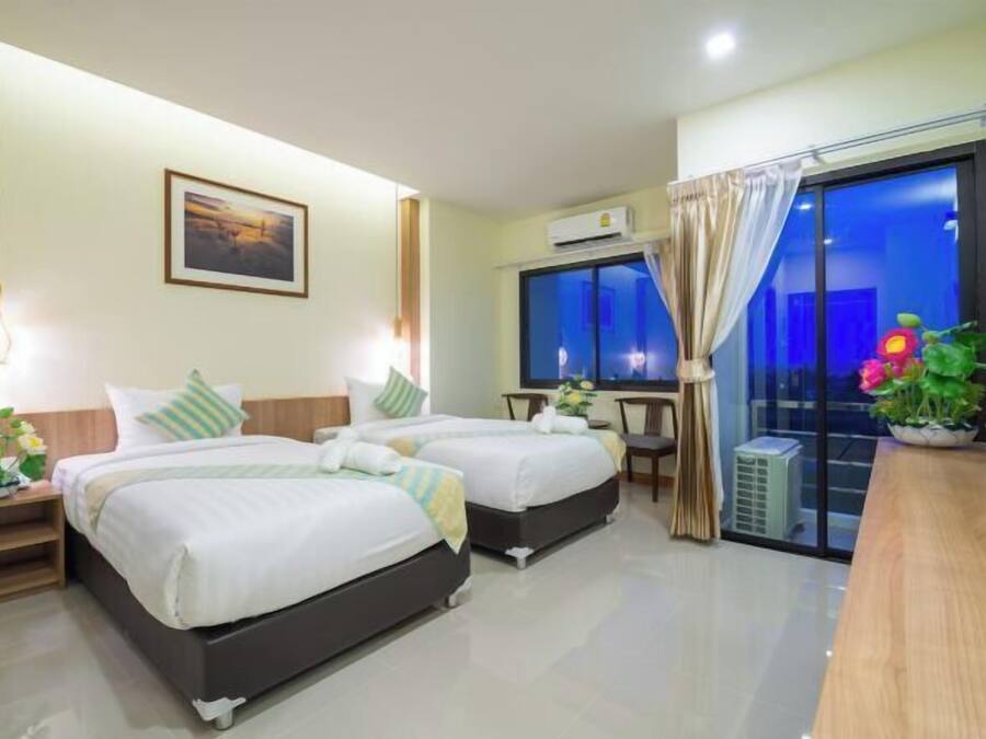 Schreibtisch, Zustellbetten, kostenloses WLAN, Bettwäsche