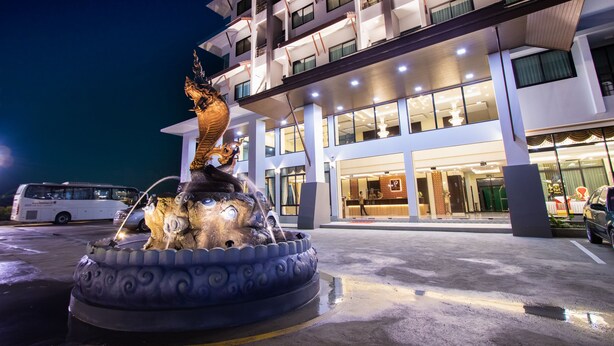Front of property – evening/night - Pura Nakhon Hotel (Nakhon Si Thammarat)