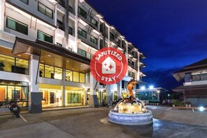 Front of property – evening/night - Pura Nakhon Hotel (Nakhon Si Thammarat)