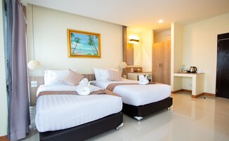 办公桌、折叠床/加床（额外收费）、免费 WiFi、床单