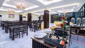 A spacious hotel lobby with a high ceiling, modern chandeliers, and a central reception area. - Pura Nakhon Hotel (Nakhon Si Thammarat)