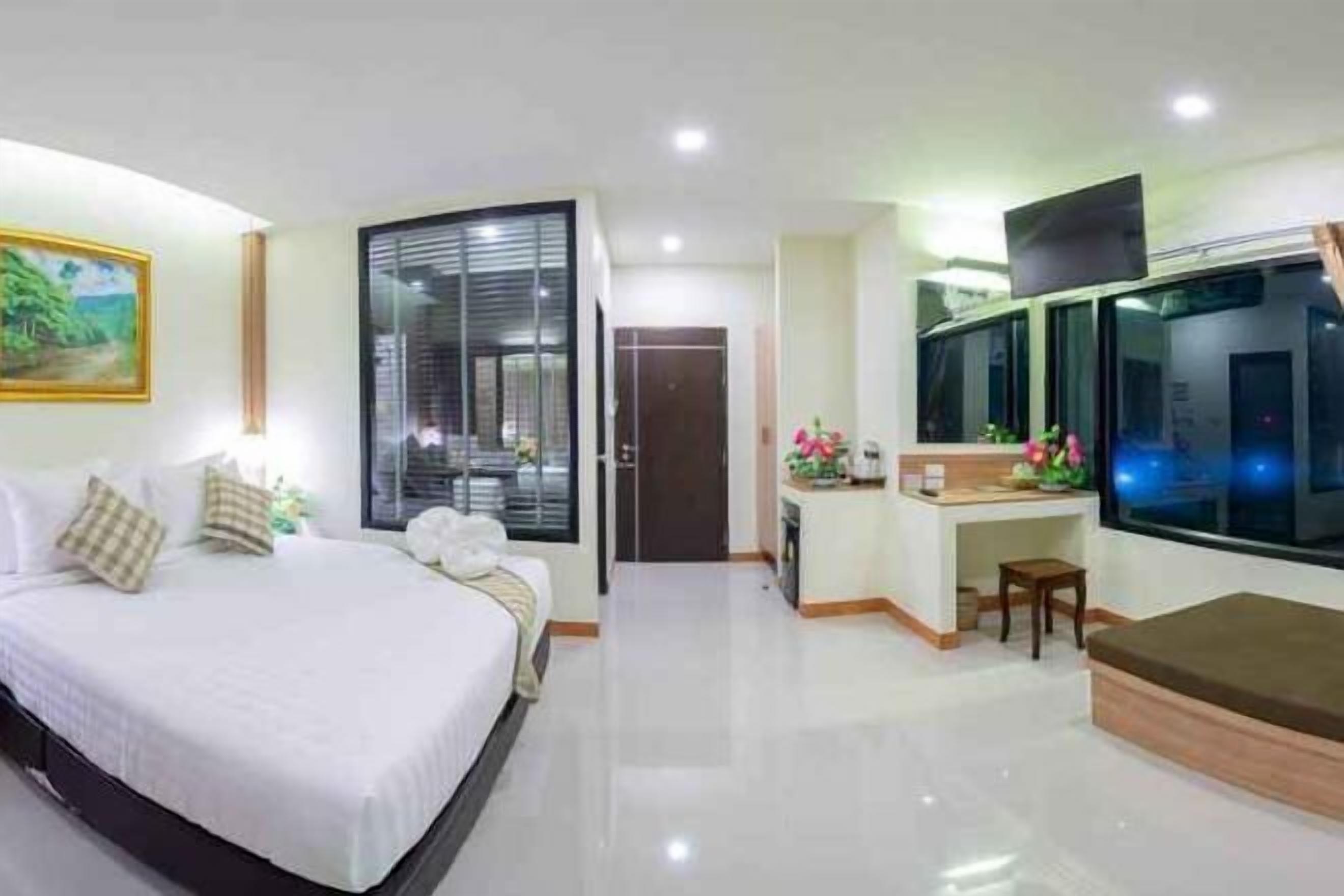 Een bureau, extra bedden (toeslag), gratis wifi, beddengoed